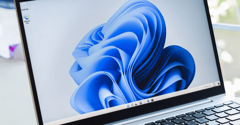Grafika przedstawia laptopa z windows 11