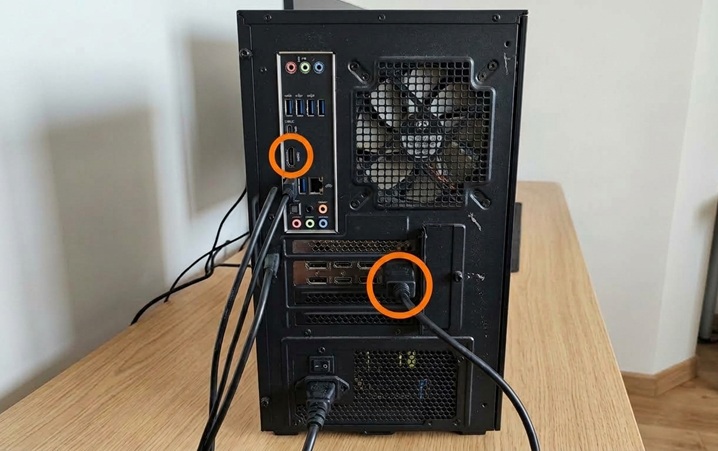 Podłączanie przewodu HDMI do złącza obrazu w komputerze stacjonarnym
